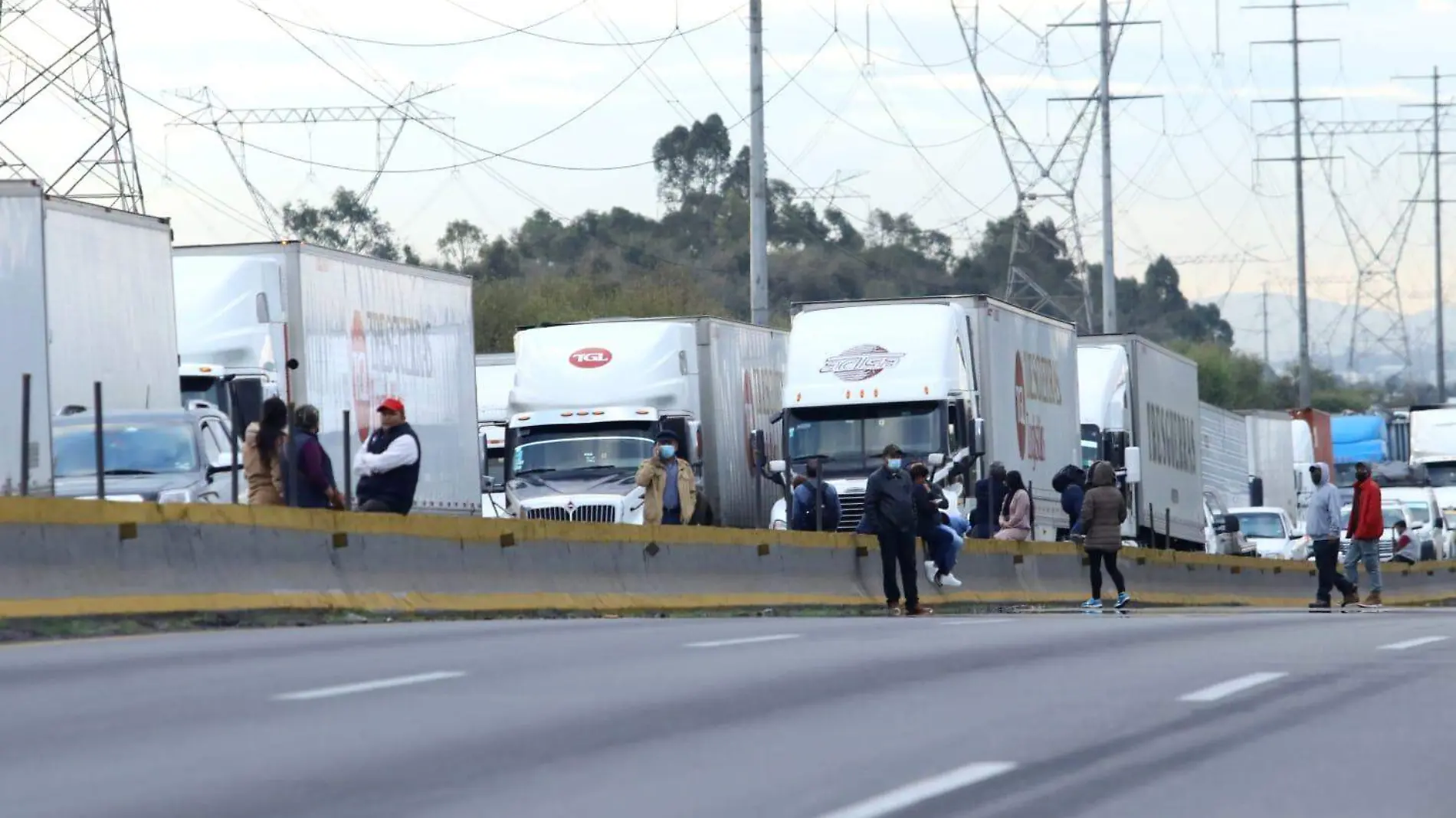 Autopista México-Puebla presenta caos